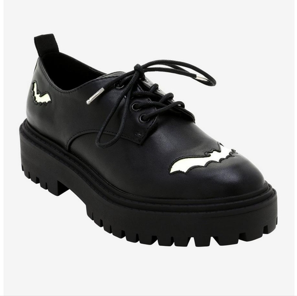 Hot topic, women's Oxford glow in the dark bat shoes - Picture 2 of 4